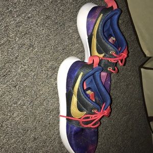 Gently worn Roshe Run Galaxy !